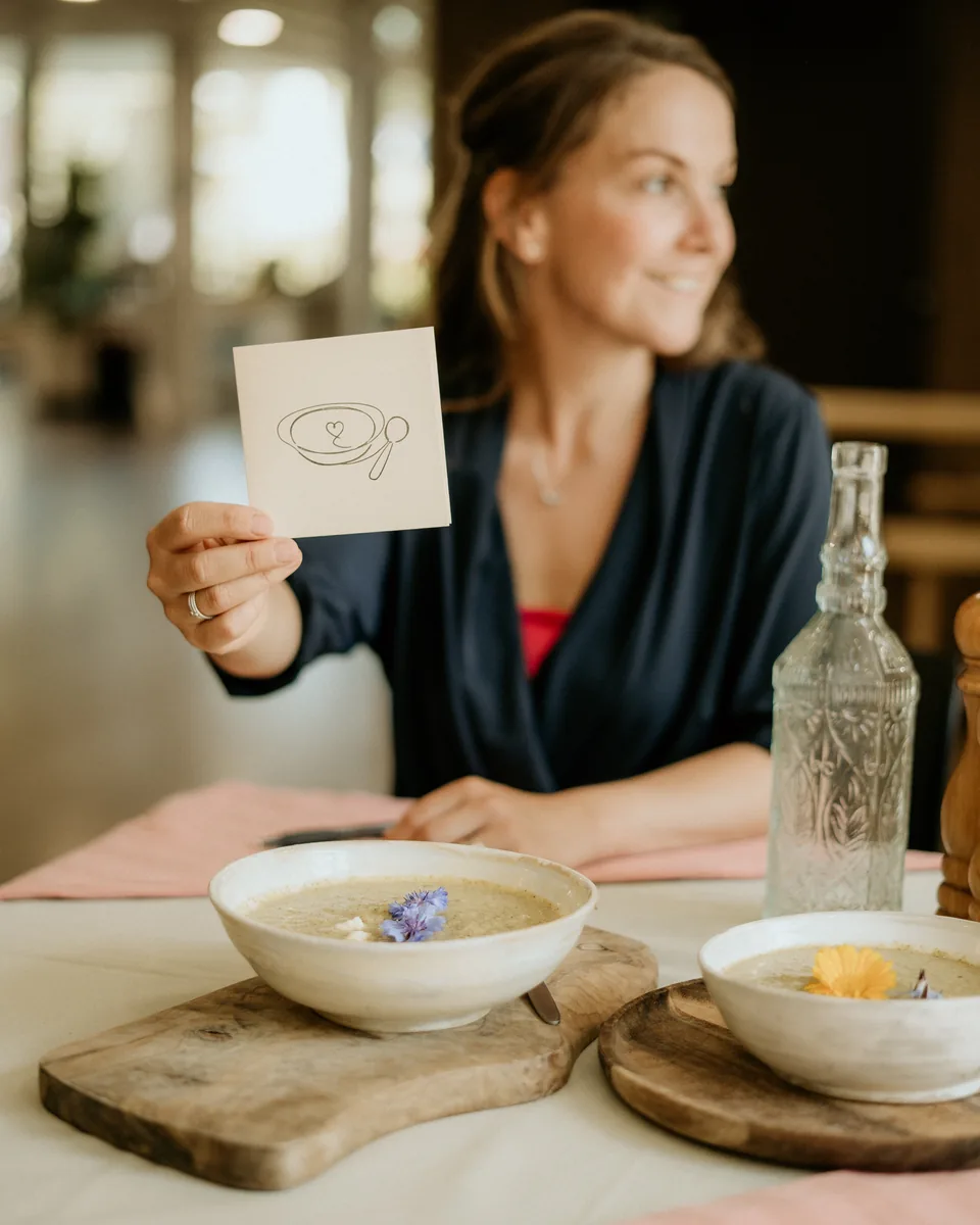 Iemand leest het persoonlijke kaartje bij de soep
