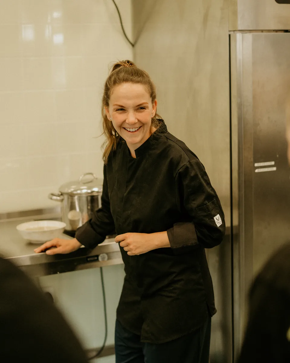 Iris met het keukenteam van Soep voor jou
