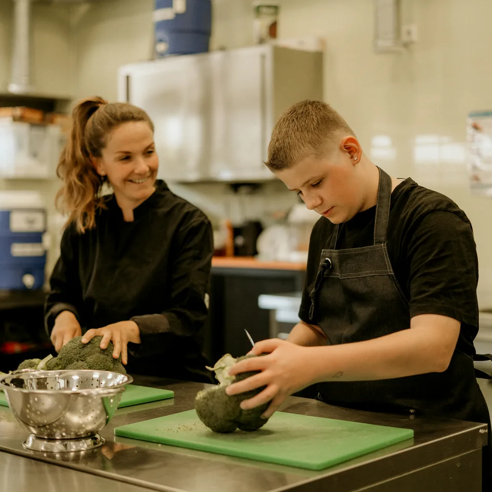 Iris en leerlingen koken samen in de keuken
