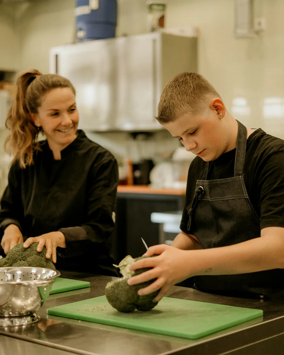 Iris en leerlingen uit het speciaal onderwijs koken samen in de keuken