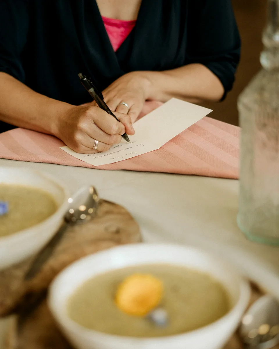 Een handgeschreven kaartje schrijven bij twee kommen verse soep